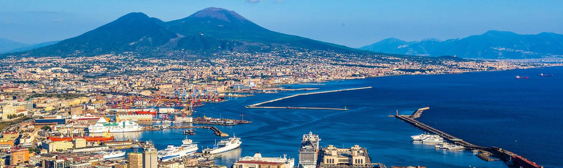 Napoles: vista del Golfo con el Vesuvio a la distancia