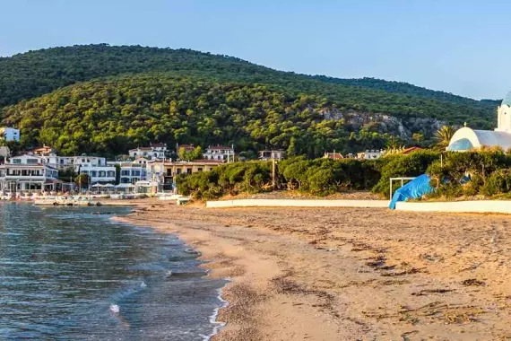 Embarcaciones atracadas en el puerto de la isla de Aegina