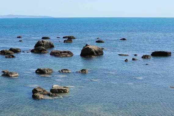 Durres, Albania: vista al mar y rocas