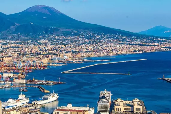 Napoles: vista del Golfo con el Vesuvio a la distancia