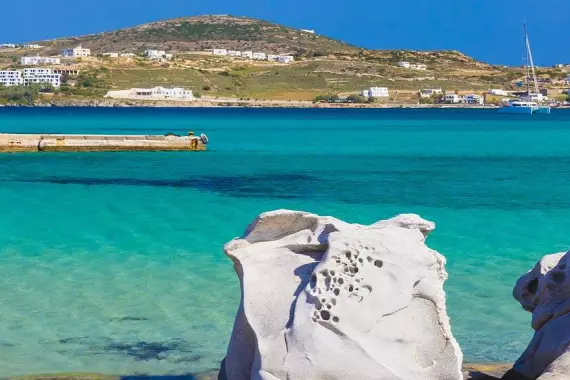 Paisaje del mar de Paros: aguas cristalinas y rocas blancas