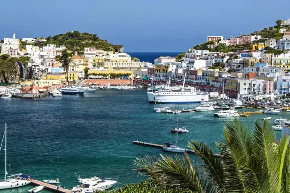 Isla de Ponza: panorama del puerto