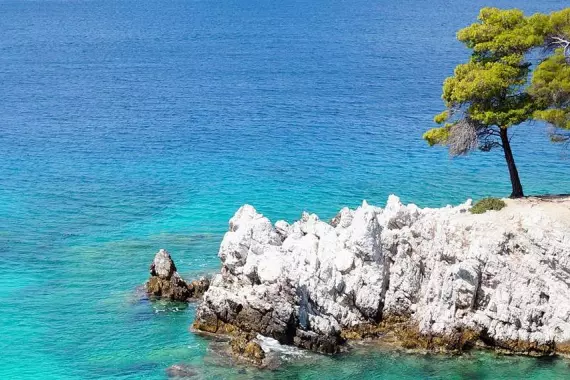 Vista al mar de la isla de Skopelos en el archipiélago de las Espóradas