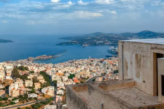 Panorama de Syros con vista hacia las casas, el golfo y otras islas del Cicaldi en el horizonte